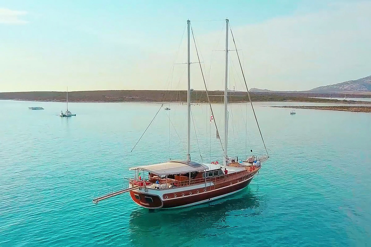 VICTORIA - Luxuriöses Gulet zum Chartern in Sardinien